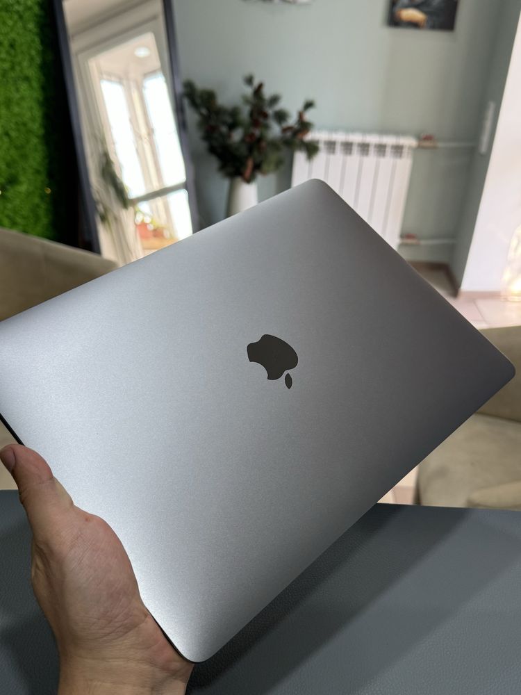 MacBook Air (M1, 2020) Silver, 256gb отличное состояние