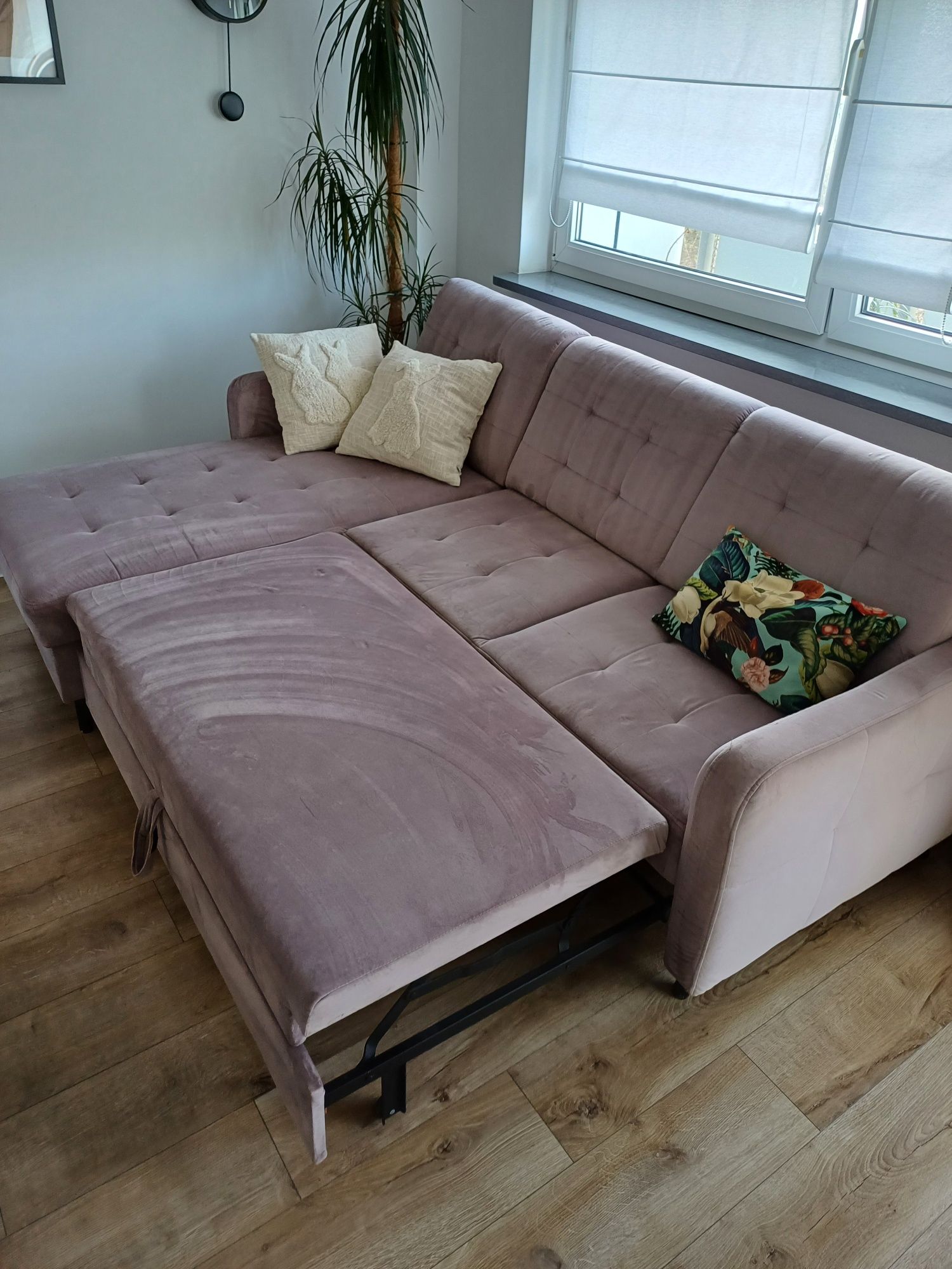 Różowa sofa welurowa