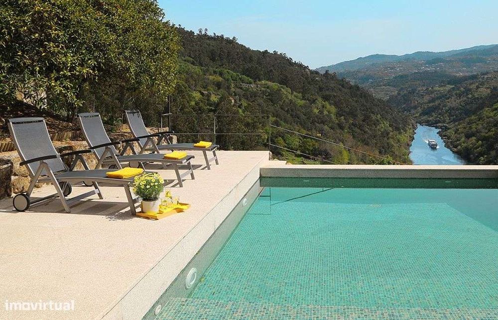 Moradia T3 com piscinas e vista de rio Douro