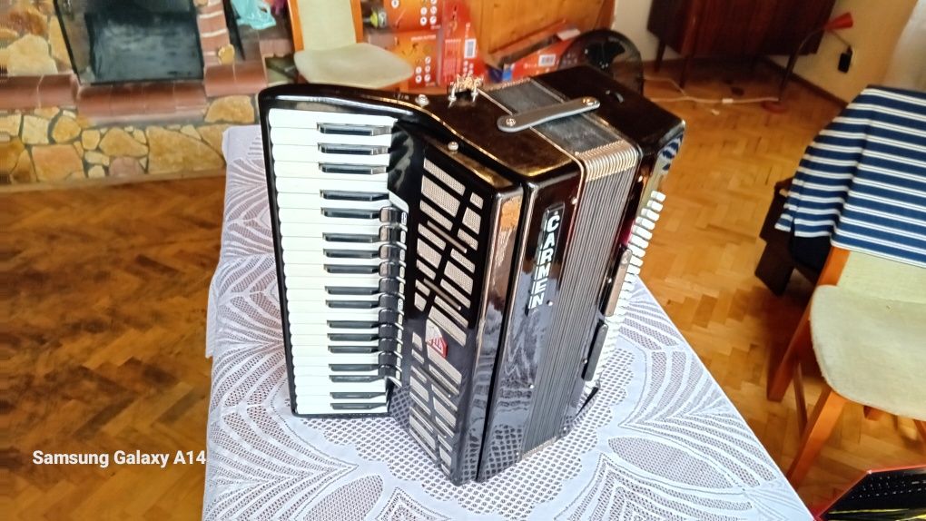 Akordeon carmen 120 basów 4 chórowy .Stan bardzo dobry