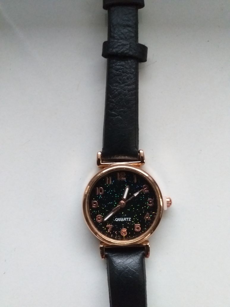 Śliczny modny zegarek damski Quartz .
