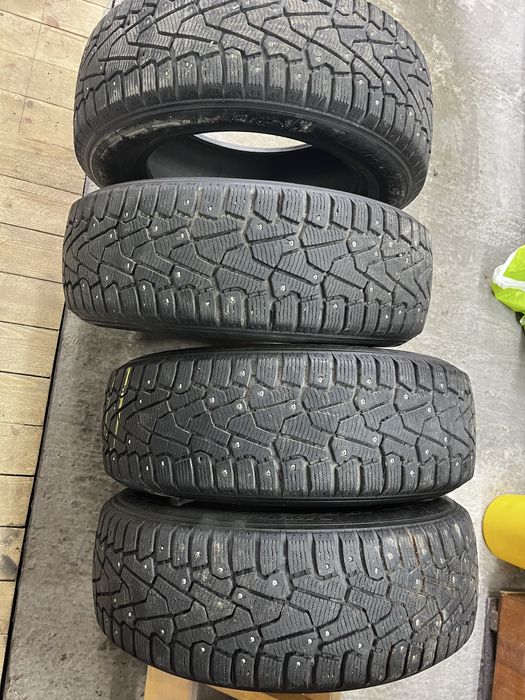 Продам зимові шиповані шини pirelli