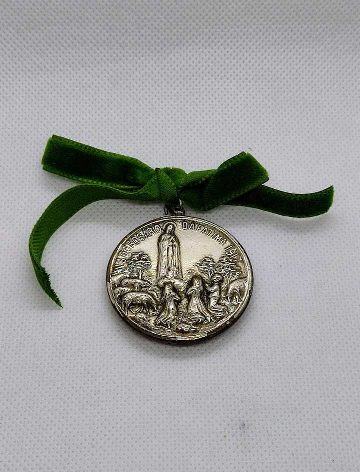 Medalha antiga de Nossa Senhora de Fátima e Jesus Cristo no verso