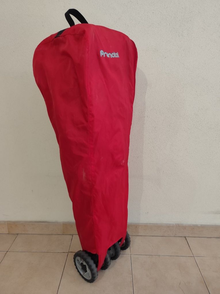 Carrinho de bebé prénatal reclinável.