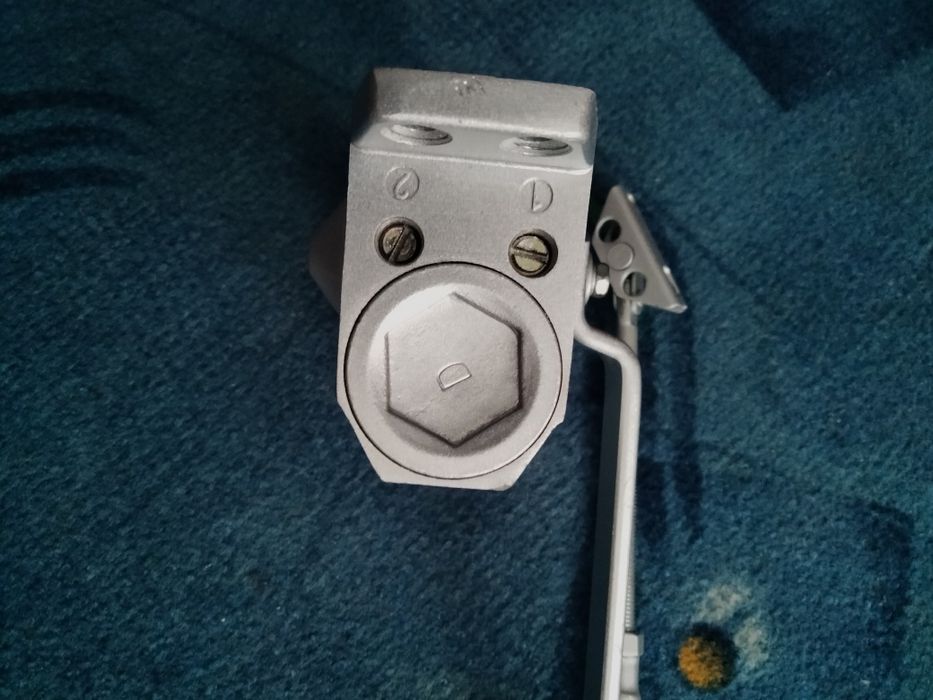 Дверний дотягувач