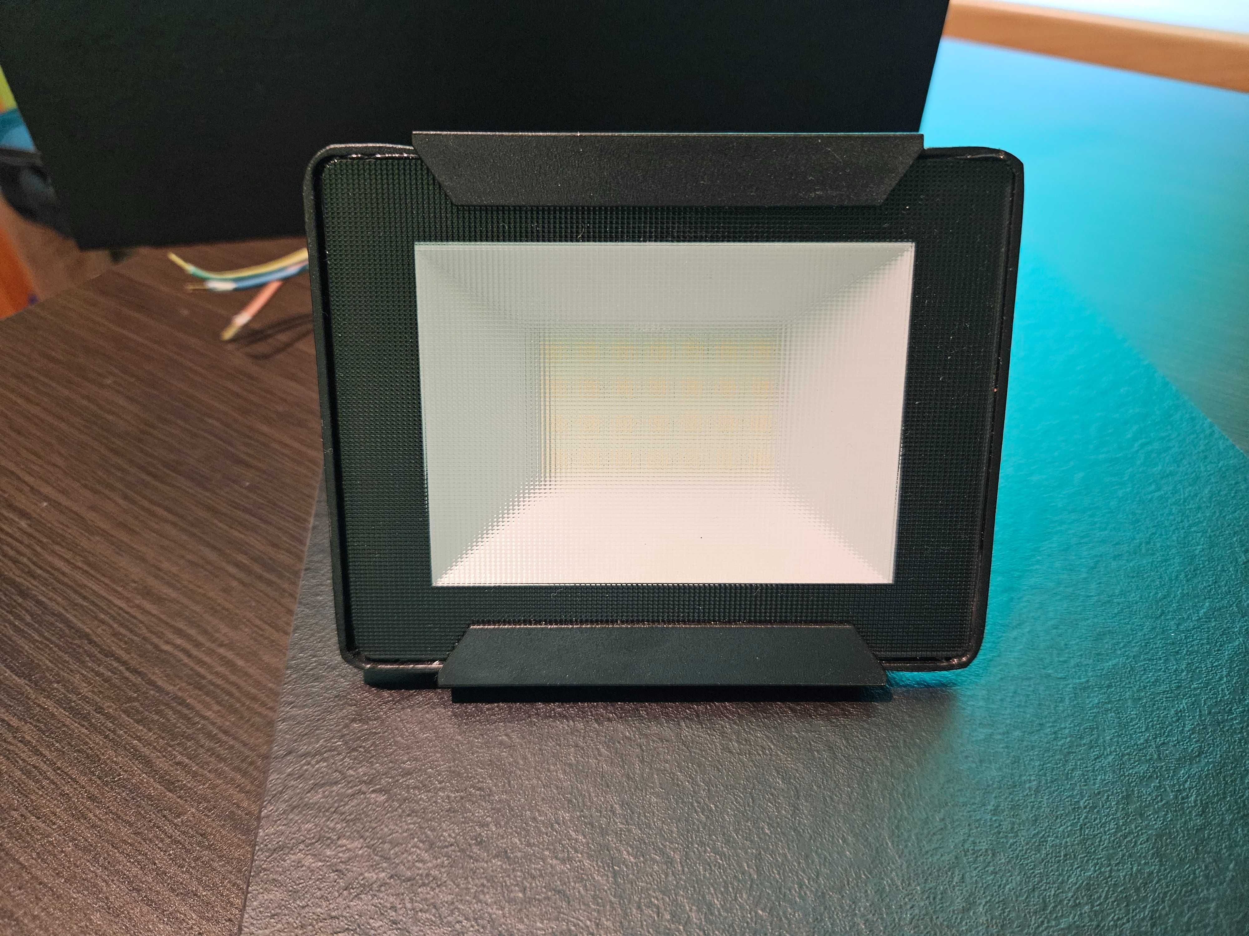 Naświetlacz halogen lampa LED 20W, 230V, 13cm x 11cm x 3.5cm