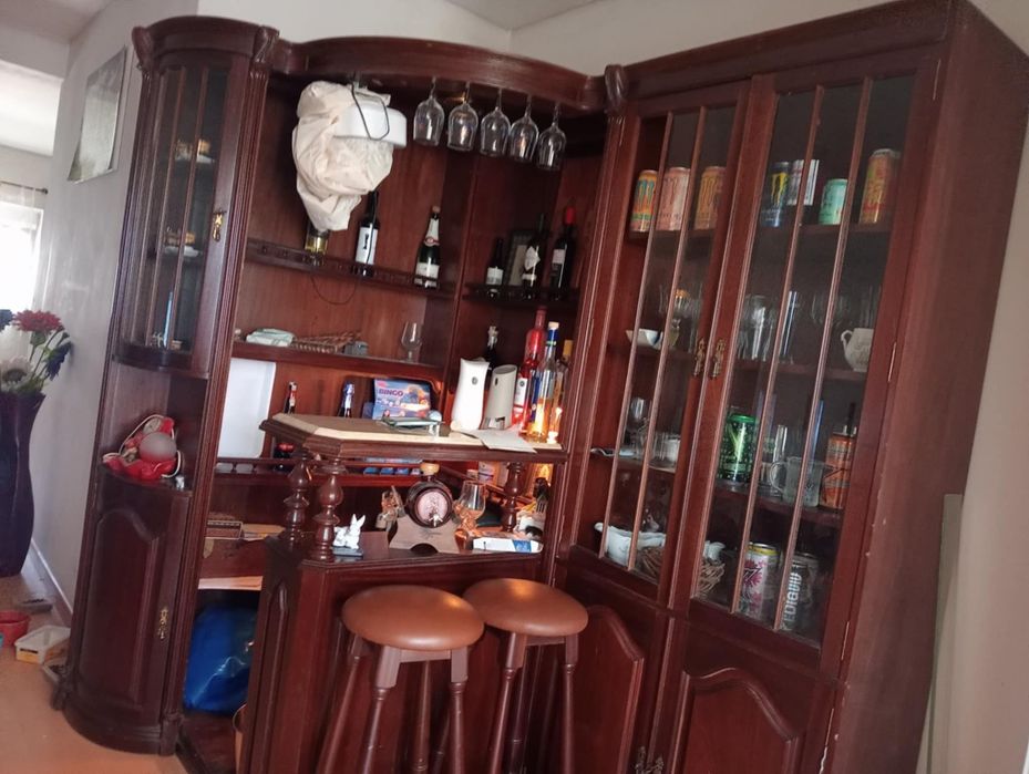 Bar de canto com dois bancos .