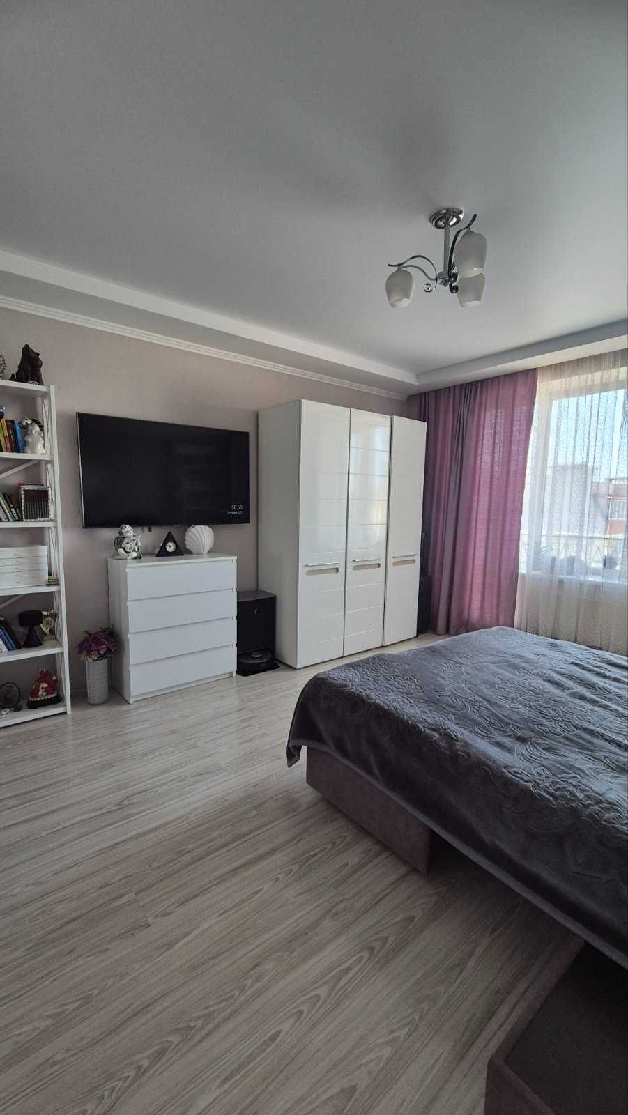 Продам квартиру 65м.кв. на Сахарова. Дом из красного кирпича.