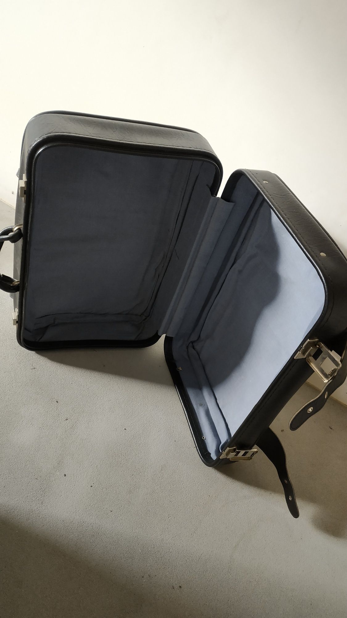 Dwie czarne walizki ze skóry