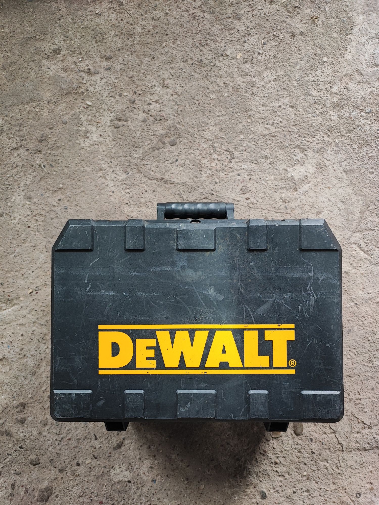 Case skrzynka DeWalt pilarka