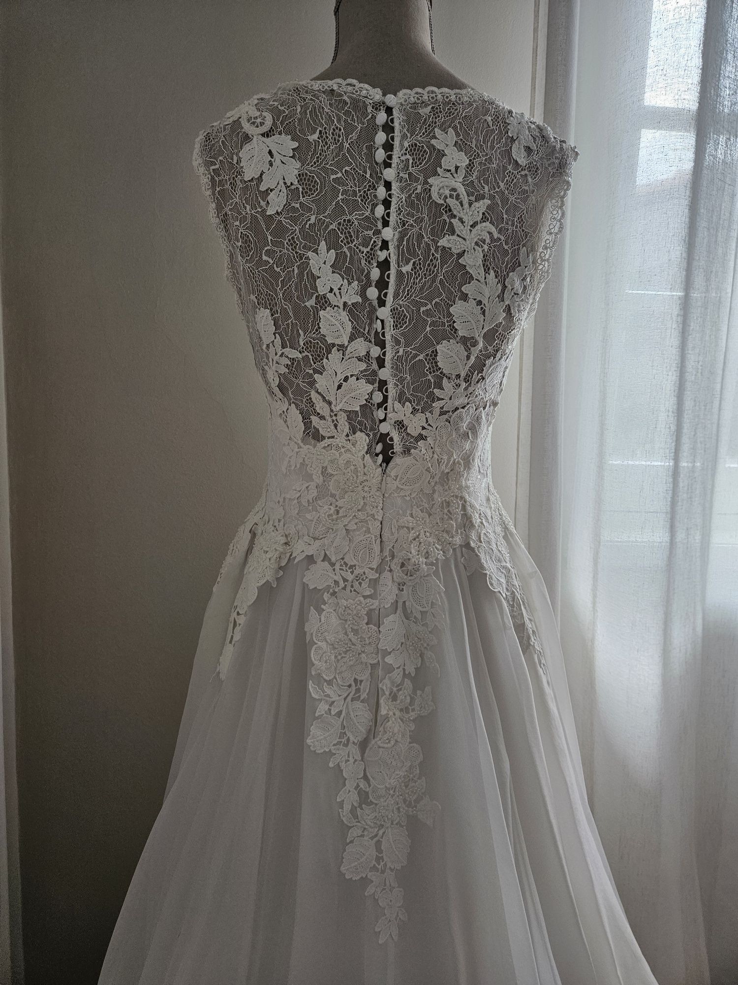 Vestido de noiva Pronovias com véu e saiote. Tamanho S