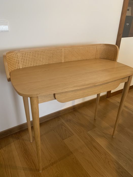 Secreatária com gaveta