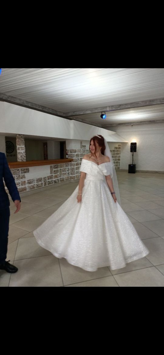 Весільна сукня та аксесуари
