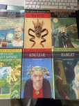 Livros de Shakespeare, em inglês, para estudantes de curso superior.