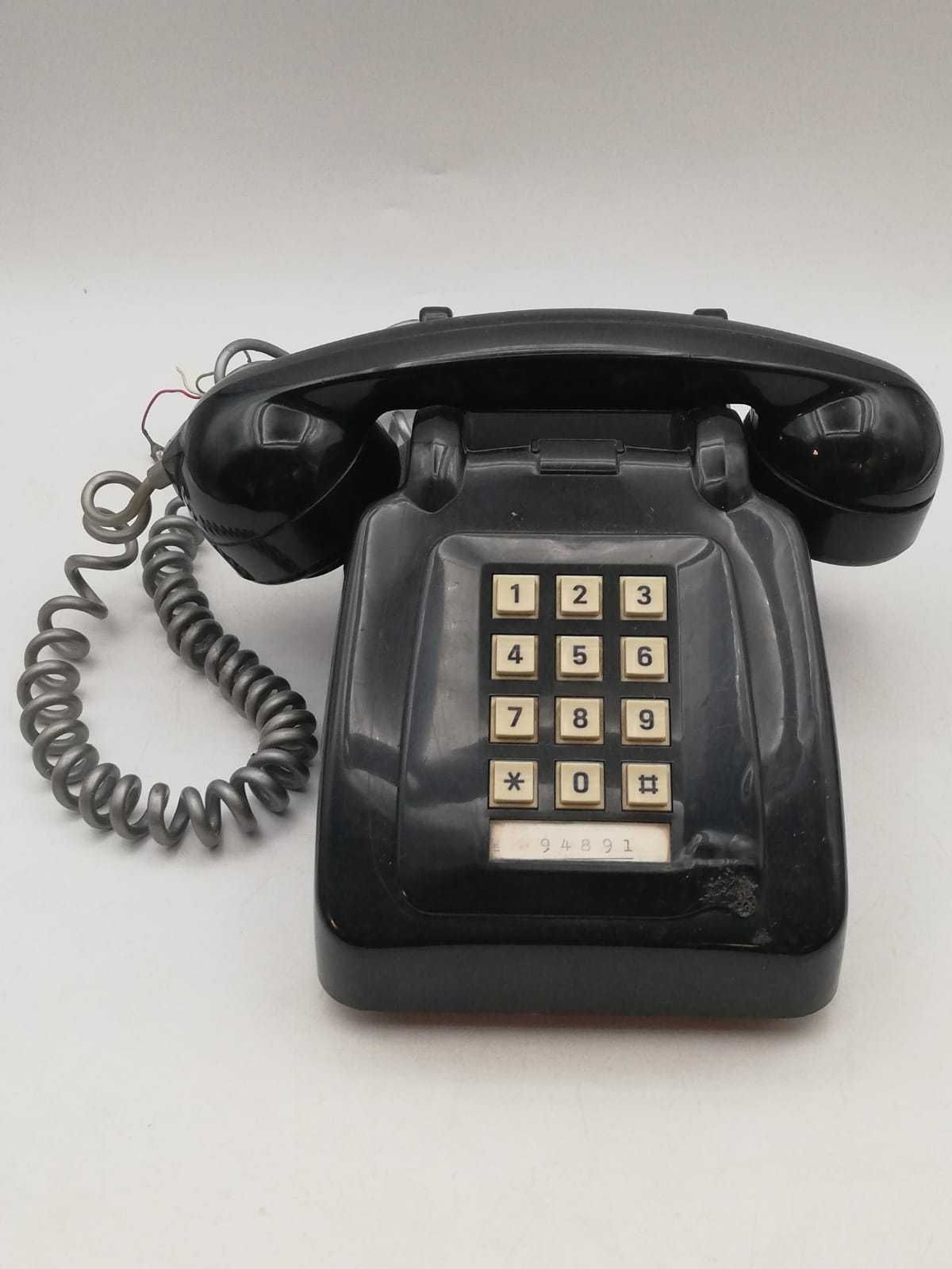 Telefone antigo com suporte em mármore