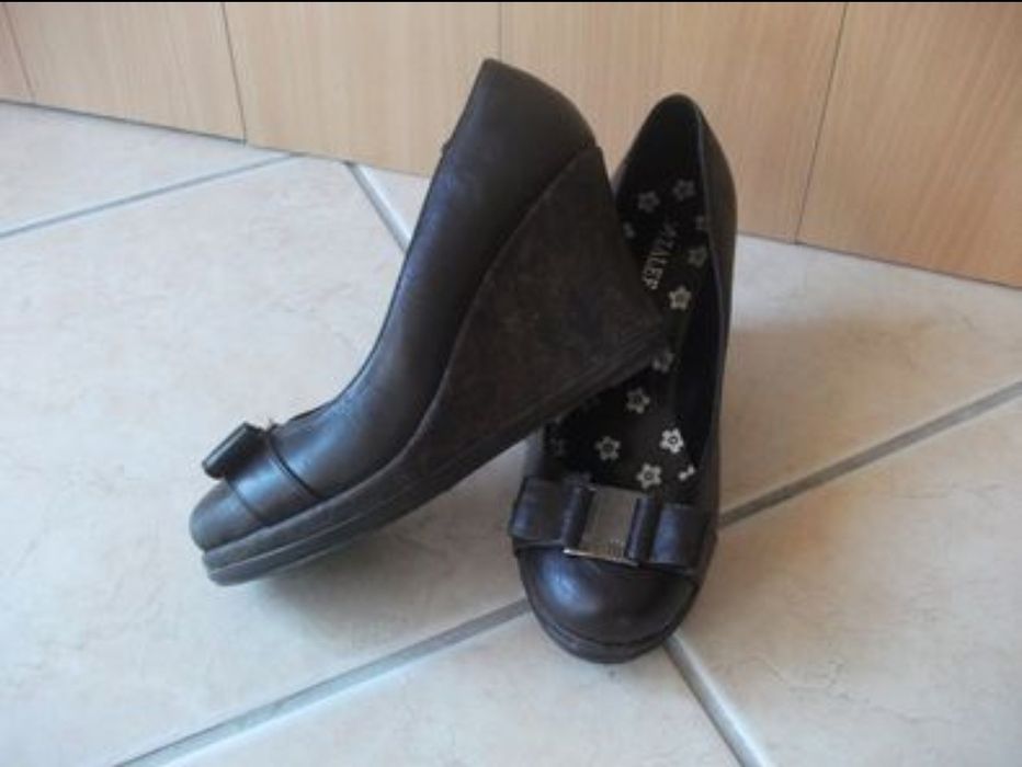 Sapatos castanhos tamanho 39