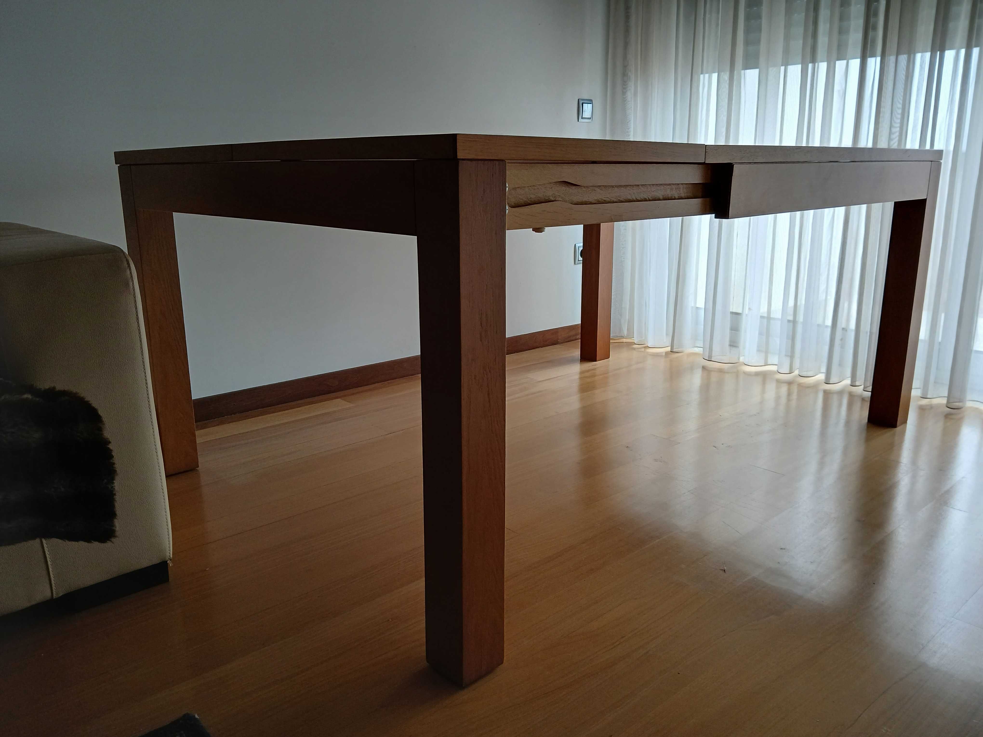 Mesa de sala de jantar em cerejeira