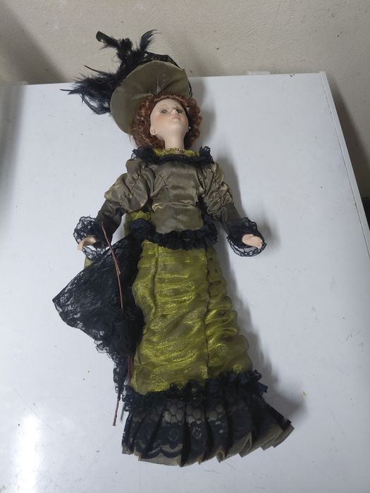 Vendo Boneca antiga de porcelana em bom estado geral