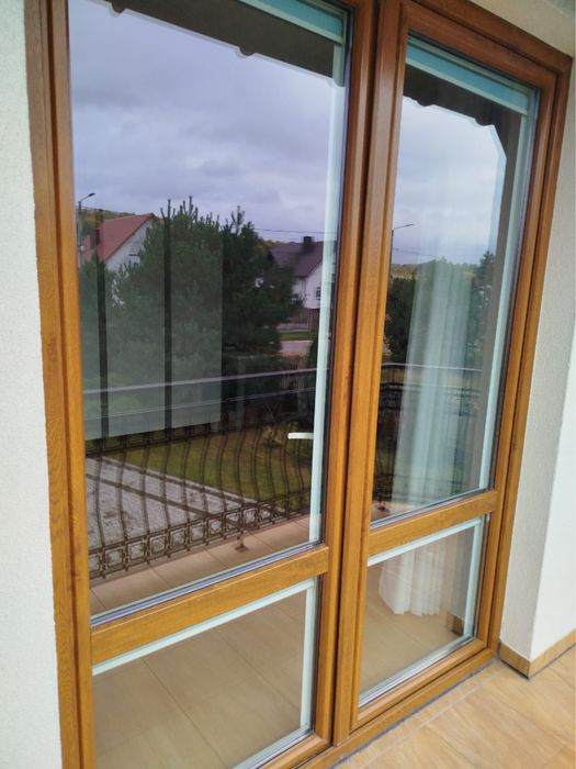 Okno balkonowe PCV 175x225 cm – dwuskrzydłowe, dwuszybowe, z roletami