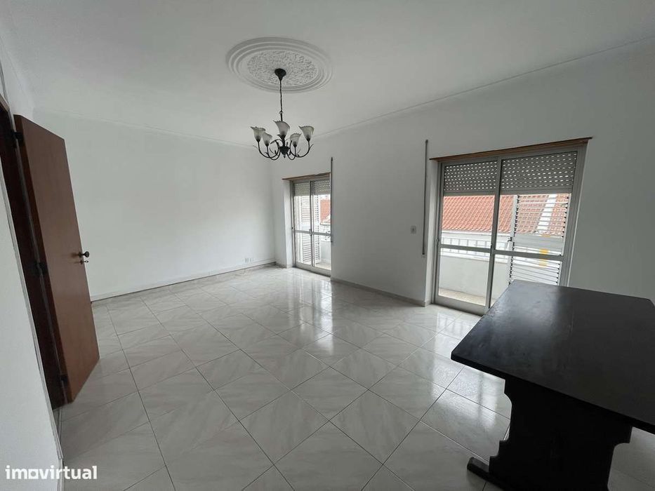 Oportunidade no Montijo! T2 com Terraço e Varandas perto de tudo.