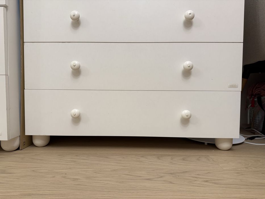 Szafa dwudrzwiowa z 2 duzymi szufladami oraz komoda wł.  firmy MIBB