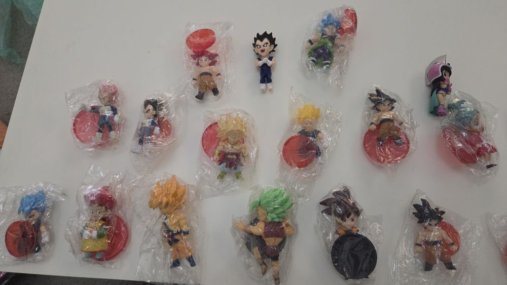 Vendo várias figuras de super heróis/star wars