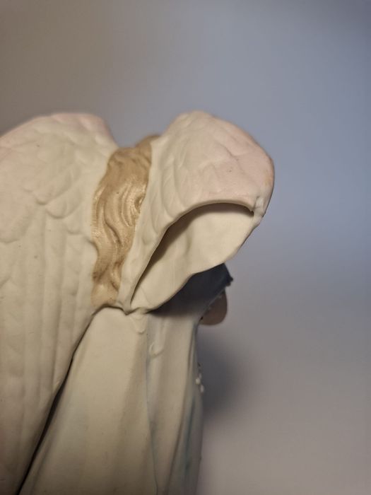 Figurka anioł biskwit