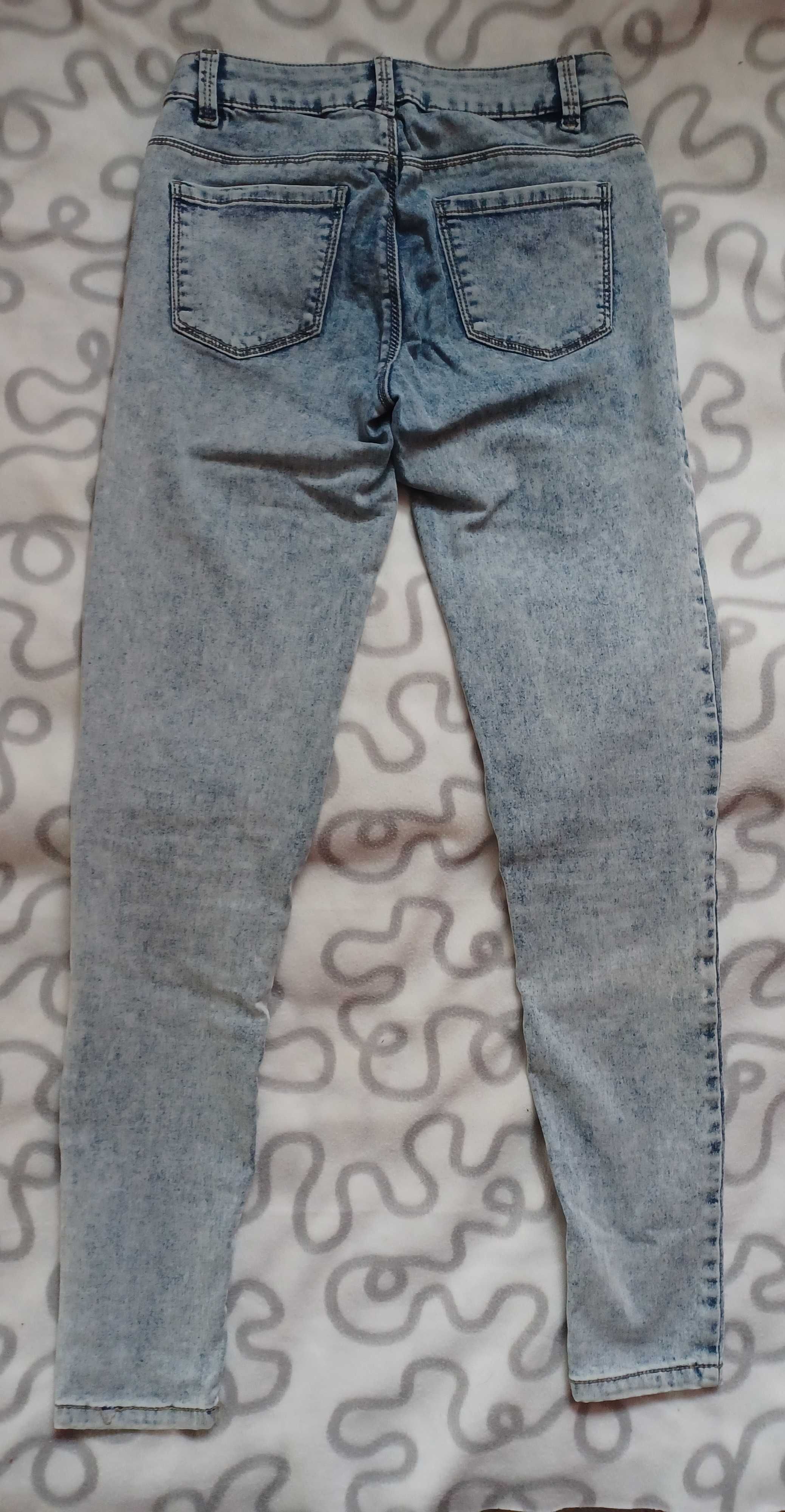 niebieskie spodnie jeansowe C&A