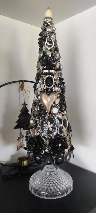 Choinka z elementów starej biżuterii