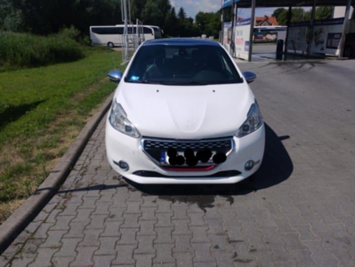 Peugot 208GTI jeżdżący