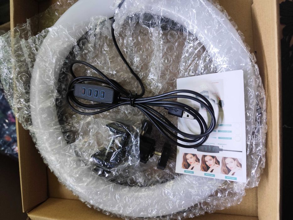 Lampa pierścieniowa (ring light).