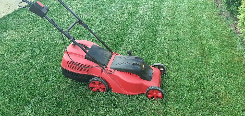 Садовник  покос газона