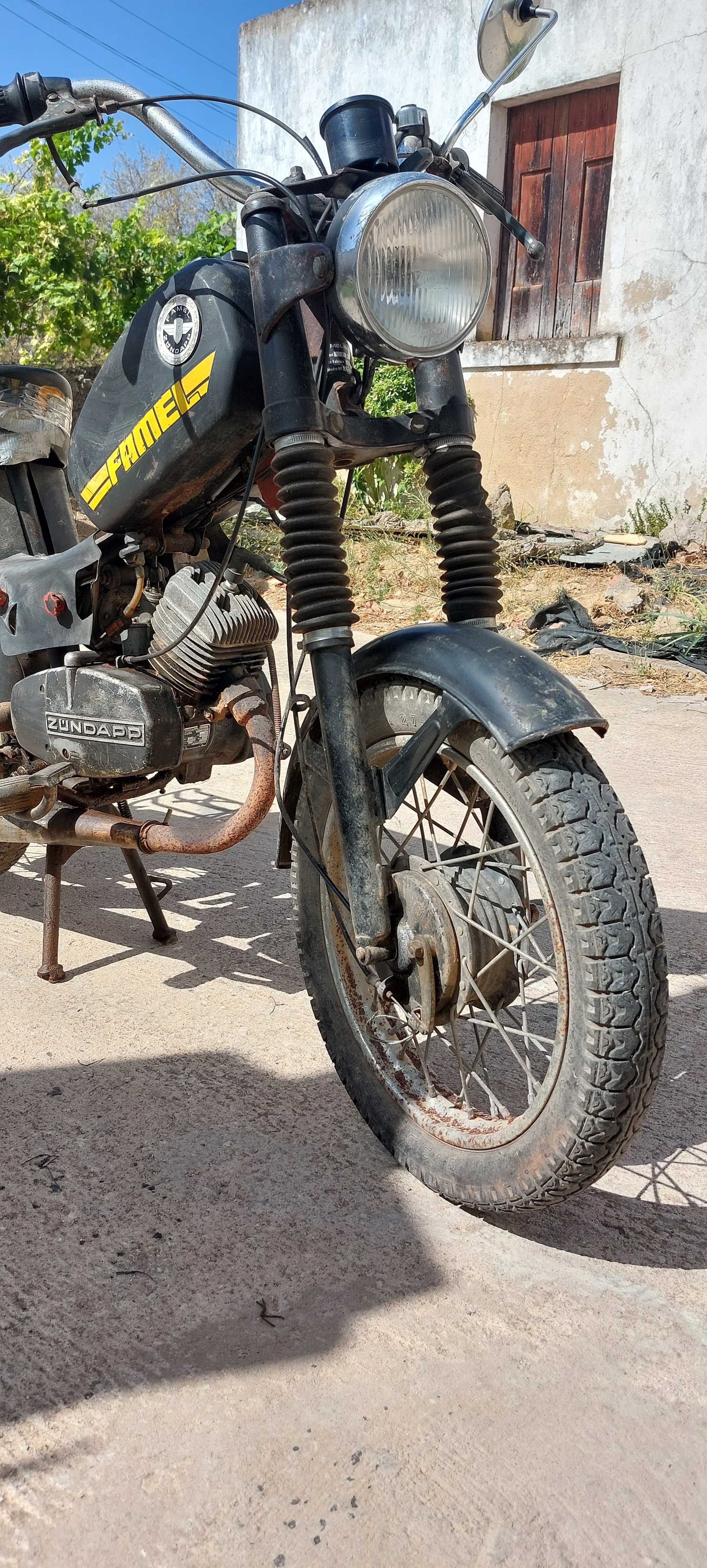 Famel Zundapp Z3 1988 – Matriculada, pronta a andar, precisa restauro