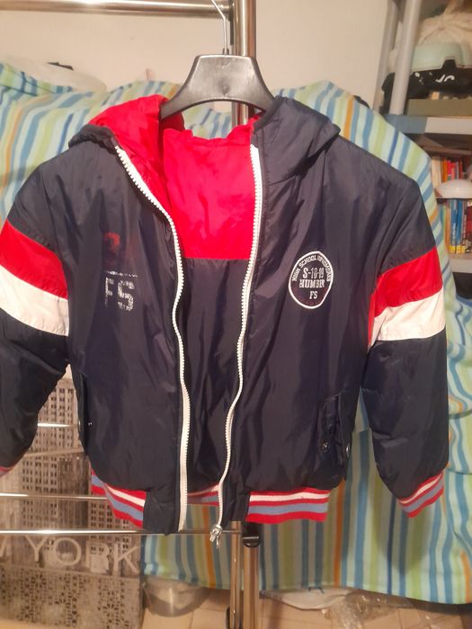 Kispo de menino com capuz.