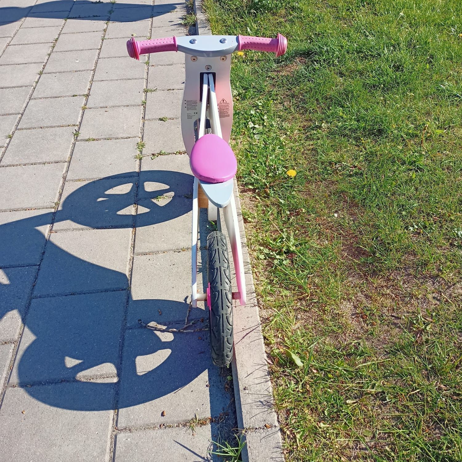 Rower biegowy drewniany z korkiem różowy