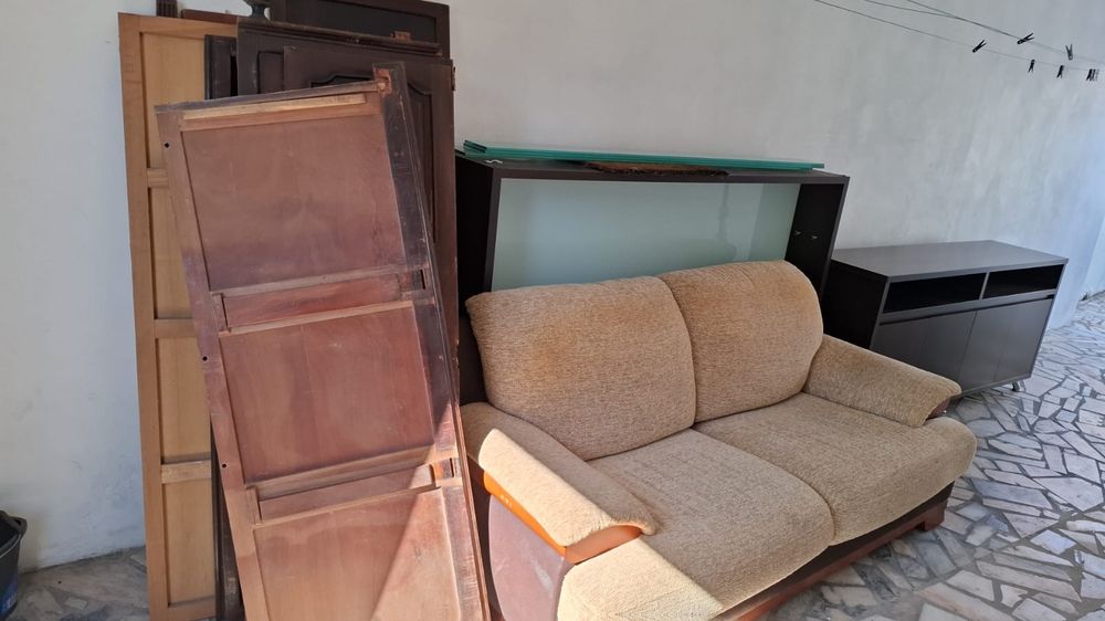 Armário com cristaleira sofá e frigorífico e um roupeiro antigo desmon