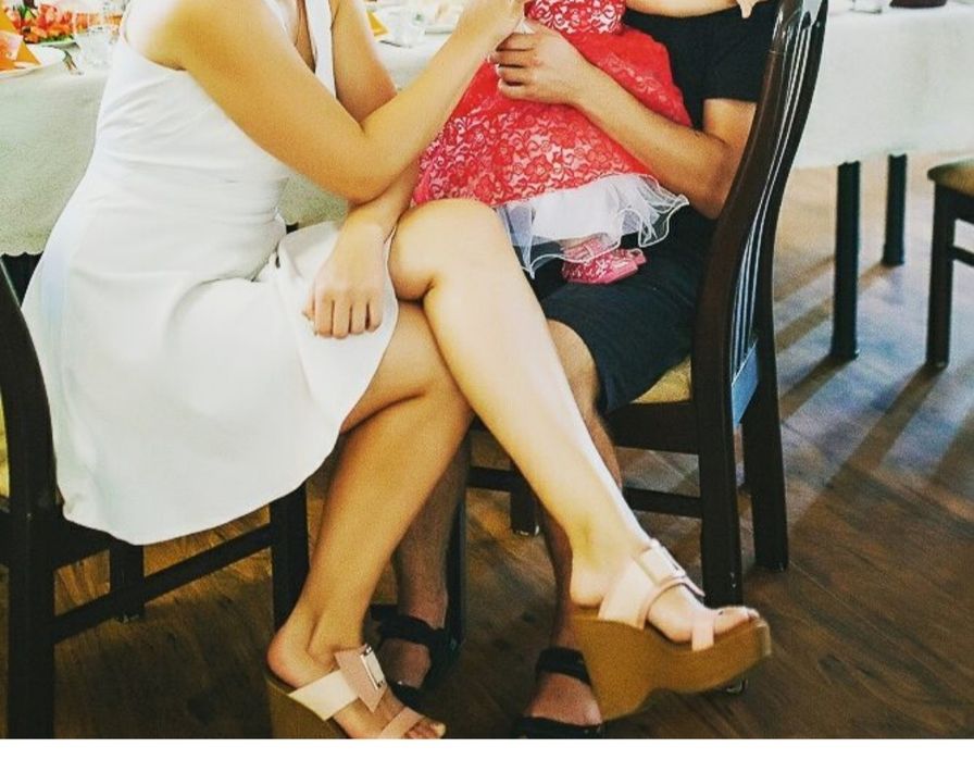 Шкіряні шльопки на танкетці