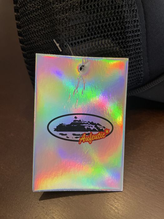 Bone corteiz com etiquetas