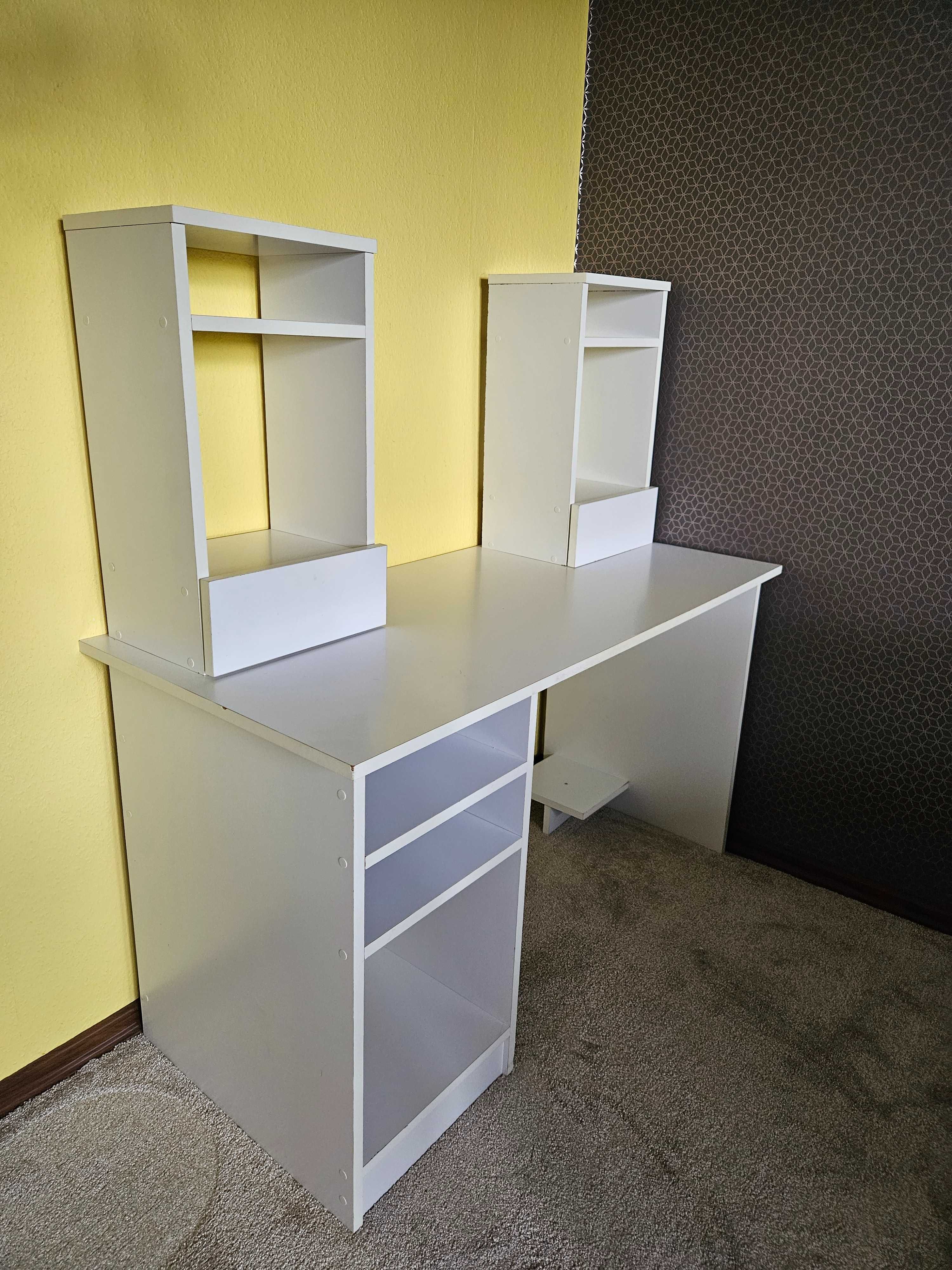 Białe BIURKO "a La" Ikea z półeczkami i szufladami