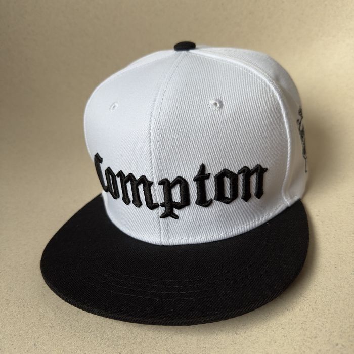 Czapka Compton – biała z czarnym daszkiem | Nowa | Streetwear styl