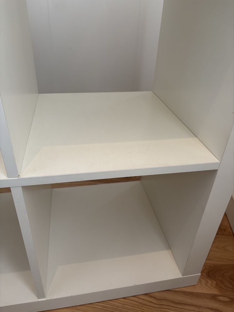 Regał kallax 2x2 Ikea biały + 4 czarne pojemniki