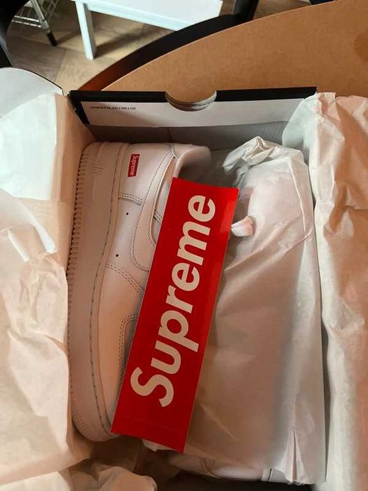 Buty meskie Nike_Air_Force_1_Low_Supreme_White R.43
