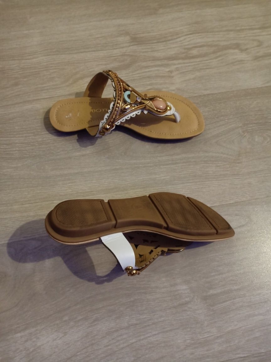 Chinelas sandálias