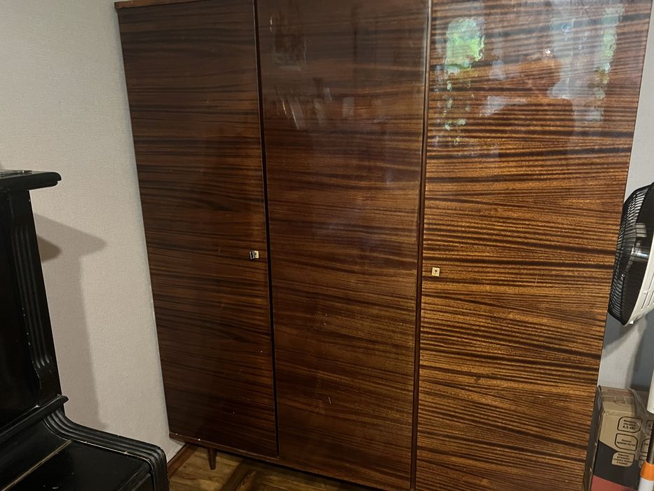 Продам 2 кровати с панцирной сеткой, шифоньер и телевизор
