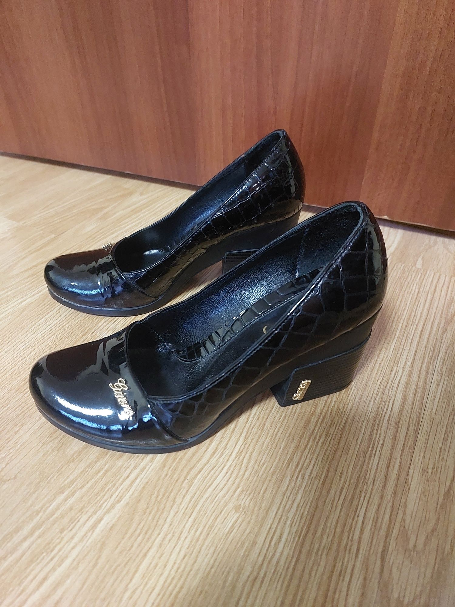 Шкіряні жіночі туфлі