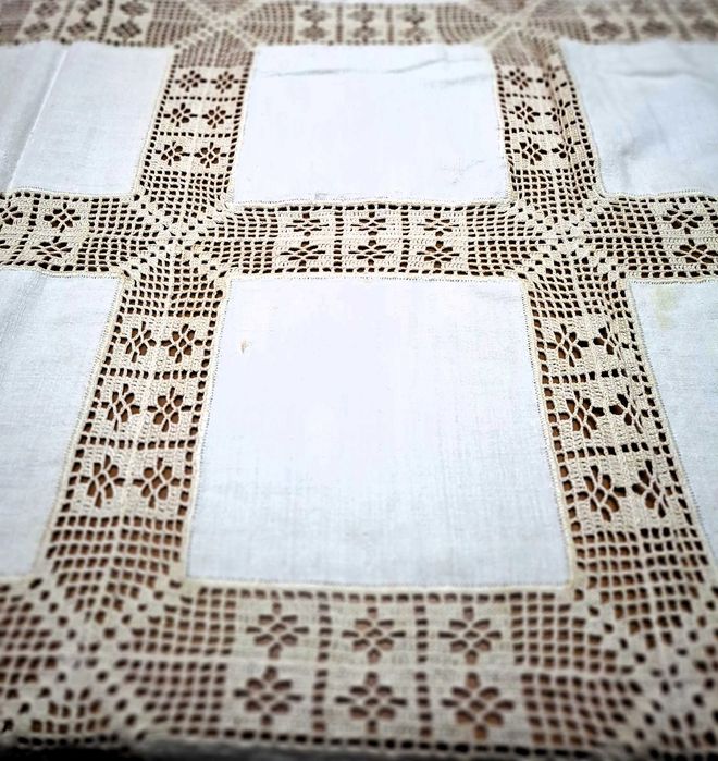 Toalha comprida beje com quadrados de linho