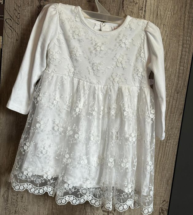 Sukienka biała z klamrą