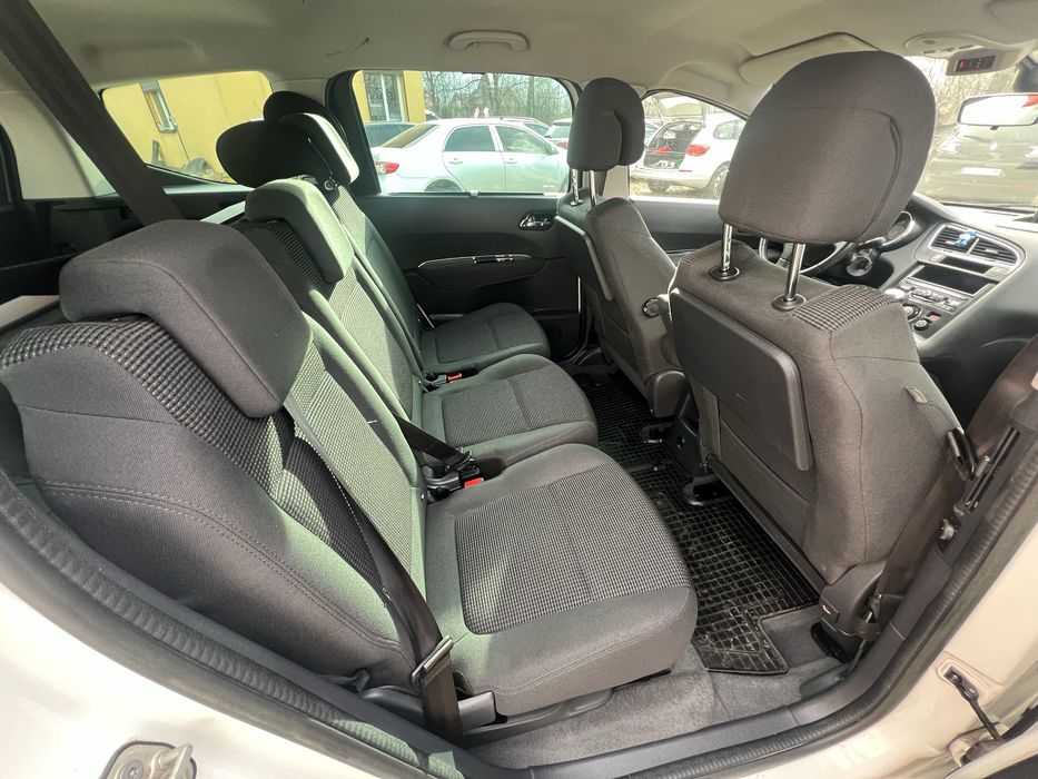 Сімейна машина в дуже гарному стані за всіма деталями телефонуйте