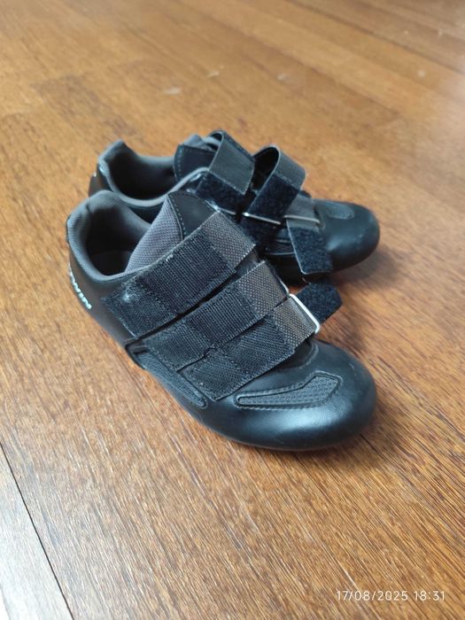 Sapatos encaixe estrada