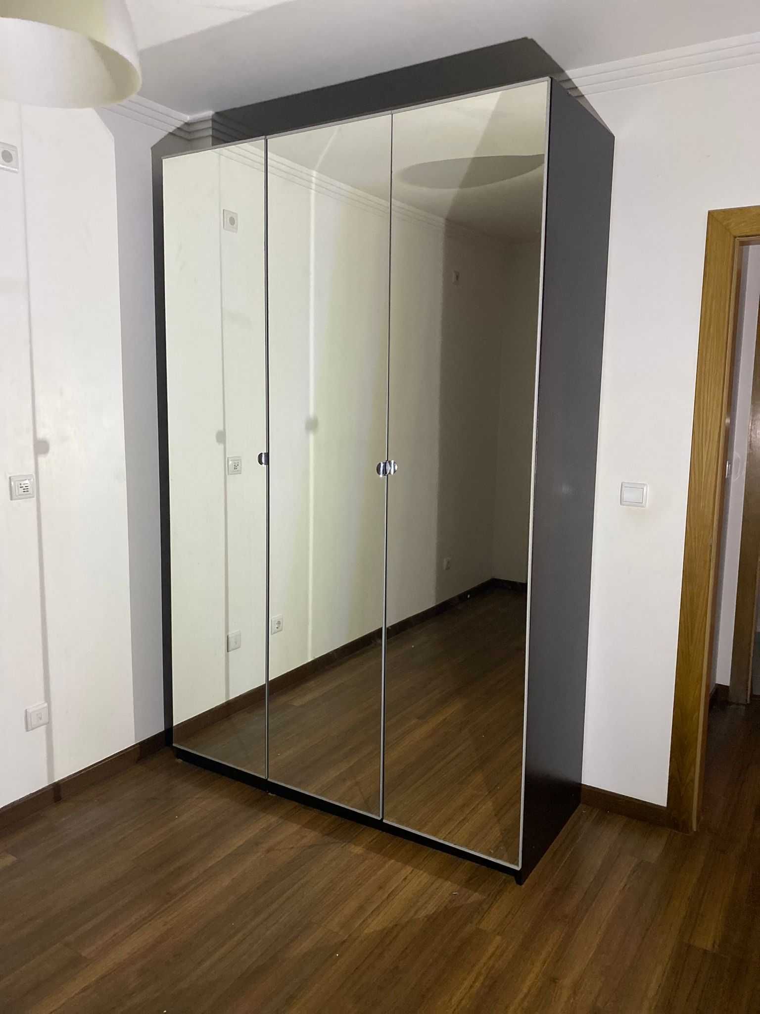 Guarda vestidos com espelho